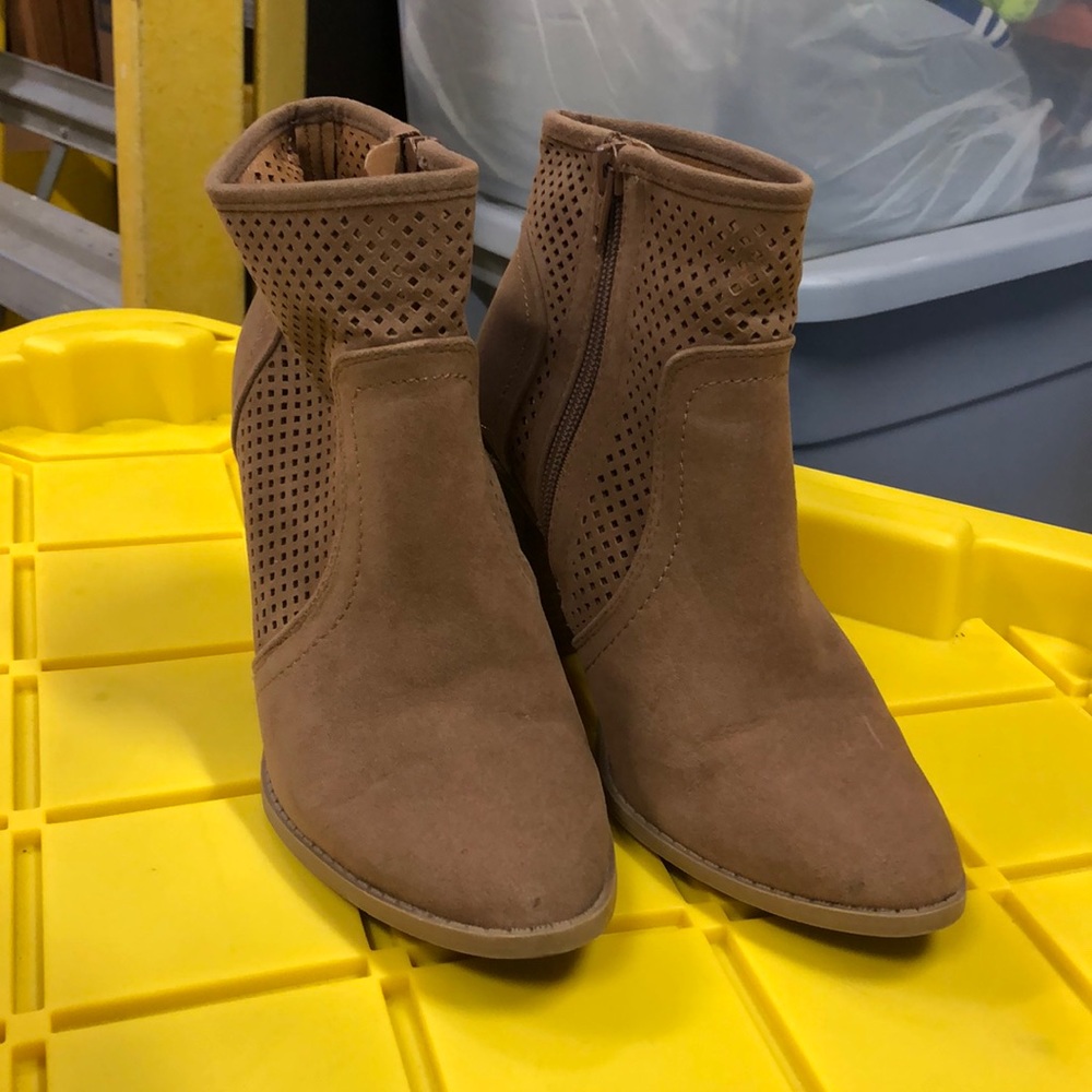 3.5” faux tan suede bootie Size 6